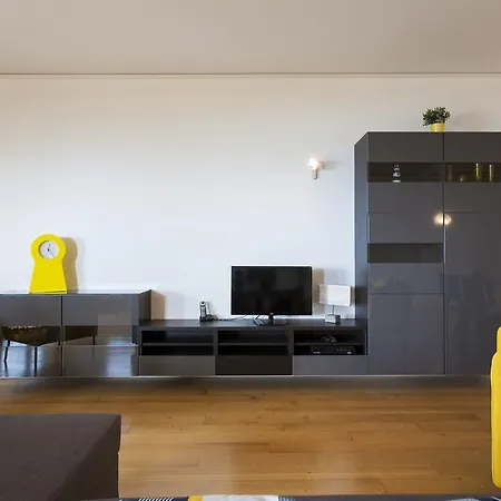 Feels Like Large Flat With Green Terrace / Pool